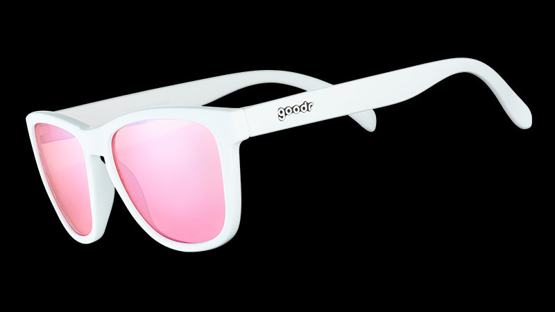 Driekwartaanzicht van een vierkante witte zonnebril met niet-reflecterende roze getinte glazen.