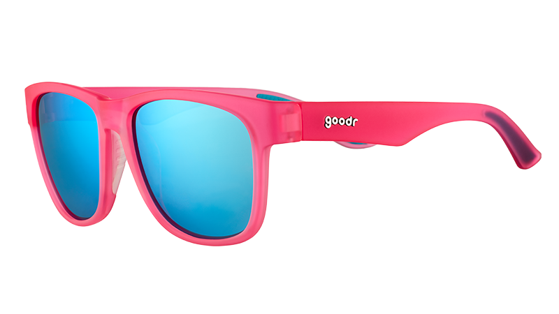 Driekwartaanzicht van een vierkante, brede roze zonnebril met blauwe, reflecterende glazen.
