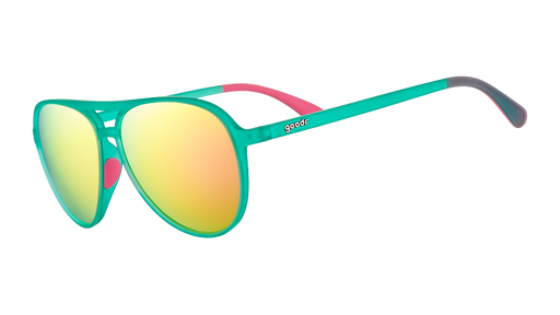 Driekwartaanzicht van een groenblauwe pilotenzonnebril met warmroze siliconen handvatten aan de binnenkant en gepolariseerde roze reflecterende glazen.