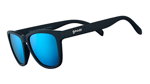 Driekwartaanzicht van een vierkante zwarte zonnebril met gepolariseerde reflecterende blauwe glazen.