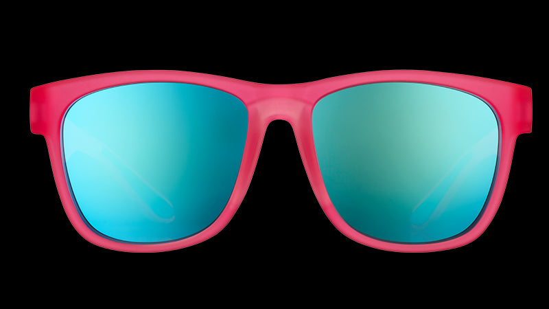 Vooraanzicht van een vierkante, wijd uitgesneden, warmroze zonnebril met blauwe, spiegelende glazen.