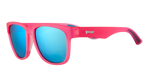 Driekwartaanzicht van een vierkante, brede roze zonnebril met blauwe, reflecterende glazen.