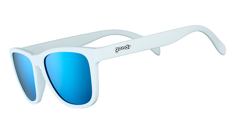 Driekwartaanzicht van een witte zonnebril met vierkant montuur en blauwe reflecterende gepolariseerde glazen.