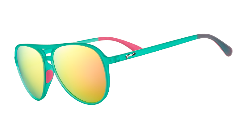 Driekwartaanzicht van een groenblauwe pilotenzonnebril met warmroze siliconen handvatten aan de binnenkant en gepolariseerde roze reflecterende glazen.