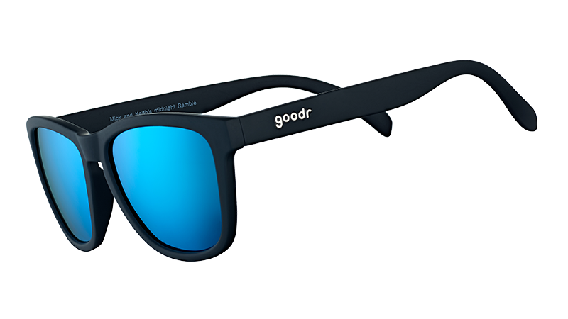 Driekwartaanzicht van een vierkante zwarte zonnebril met gepolariseerde reflecterende blauwe glazen.