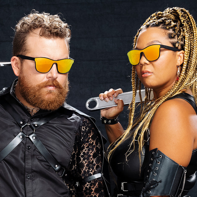 From Zero to Blitzed | zwarte zonnebril in futuristische stijl met amberkleurige glazen | goodr zonnebril