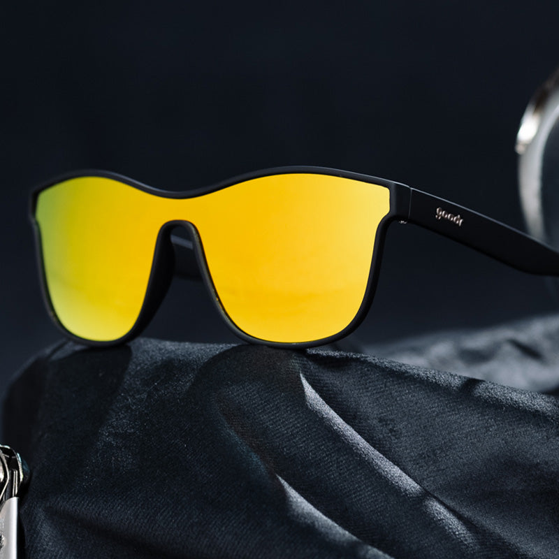 From Zero to Blitzed | zwarte zonnebril in futuristische stijl met amberkleurige glazen | goodr zonnebril